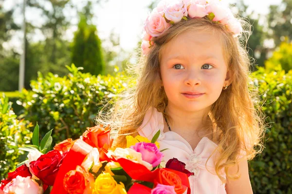 Rozkošné dítě holčička s kyticí na všechno nejlepší k narozeninám. Letní zelené přírody pozadí. Použít pro miminko, rodičovství nebo lásku koncept — Stock fotografie