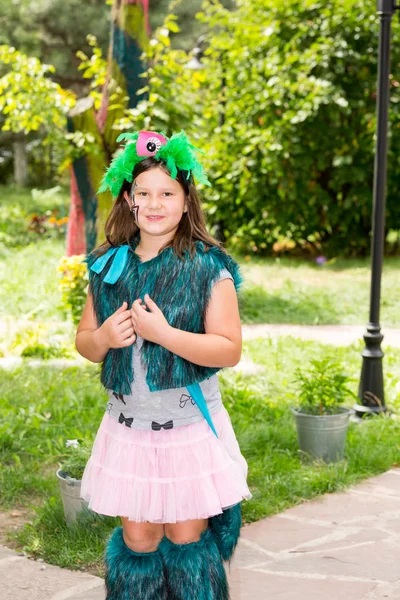 Menina adorável criança com akvagrim no aniversário feliz. Verão fundo natureza verde. Use-o para o bebê, parentalidade ou conceito de amor — Fotografia de Stock