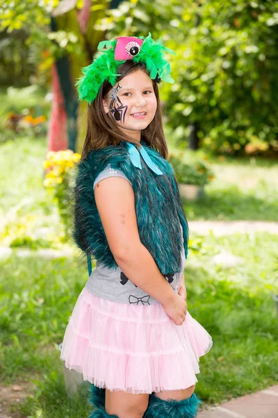 Menina adorável criança com akvagrim no aniversário feliz. Verão fundo natureza verde. Use-o para o bebê, parentalidade ou conceito de amor — Fotografia de Stock