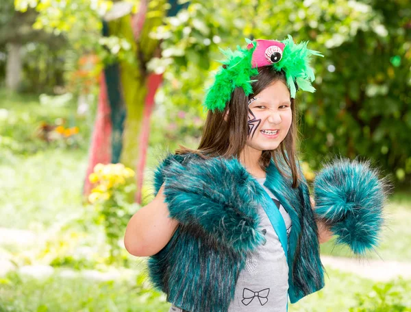 Menina adorável criança com akvagrim no aniversário feliz. Verão fundo natureza verde. Use-o para o bebê, parentalidade ou conceito de amor — Fotografia de Stock