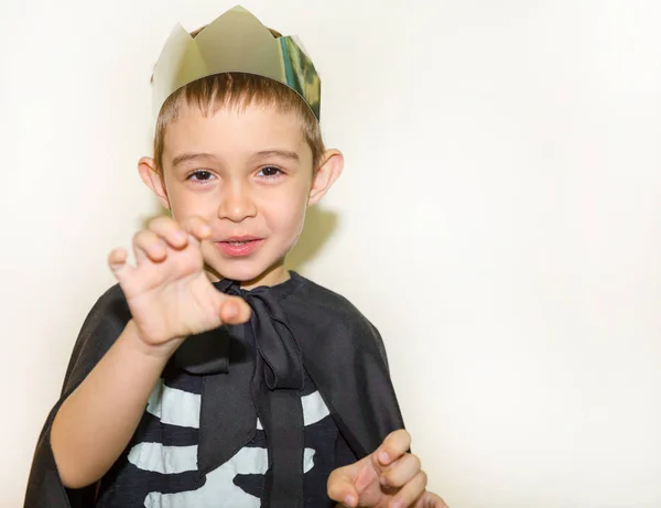 Ragazzo che indossa il diavolo e il costume da vampiro ad Halloween — Foto Stock