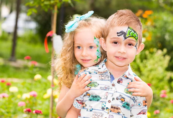 A criança de menino e menina com a maquilagem de aqua no aniversário feliz. Conceito de celebração e infância, amor — Fotografia de Stock