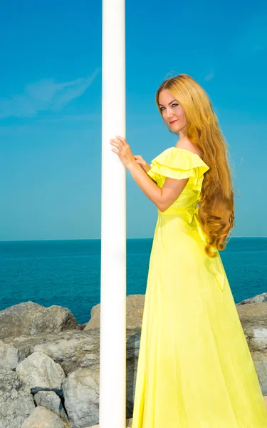 Retrato de la joven hermosa mujer con el pelo largo y al aire libre —  Fotos de Stock