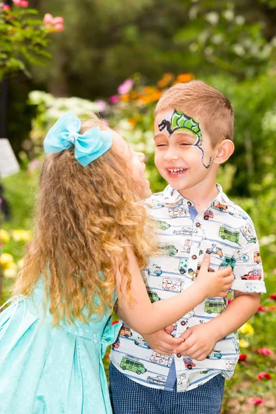 El niño y la niña con maquillaje aqua en feliz cumpleaños. Concepto de celebración e infancia, amor — Foto de Stock