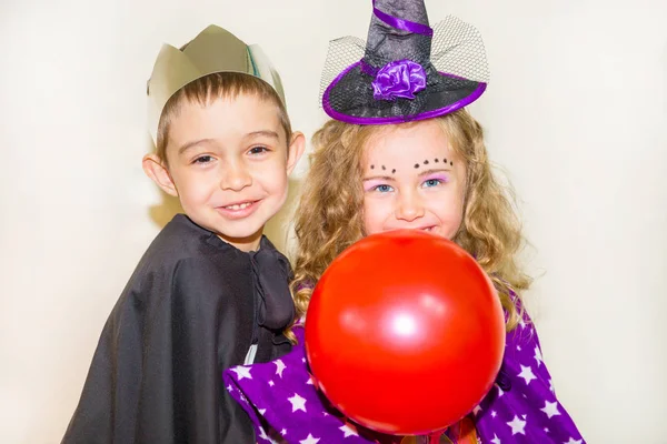 Двое забавных детей в костюме ведьмы и вампира на Хэллоуин — стоковое фото