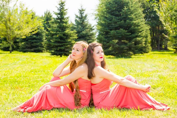 Dos jóvenes hermosa mujer con el pelo largo y al aire libre — Foto de Stock