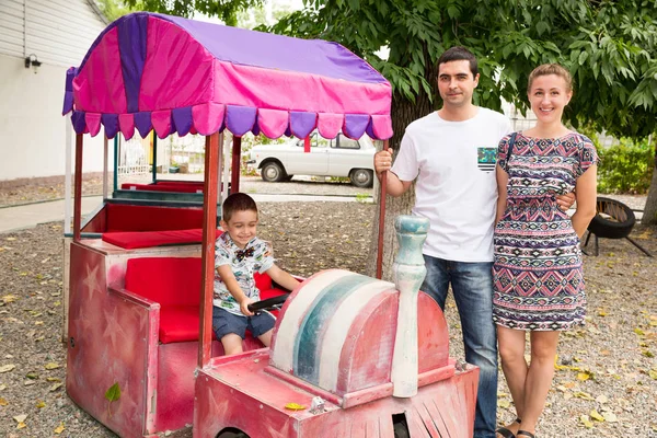 Famiglia felice di padre, madre e bambino all'aperto in una giornata estiva. Ritratto genitori e bambino sulla natura. Emozioni umane positive, sentimenti, gioia . — Foto Stock