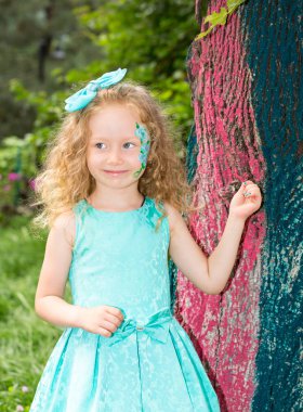 Parkta doğum aqua makyaj güzel mutlu kız çocuk. Kutlama kavramı ve çocukluk, aşk