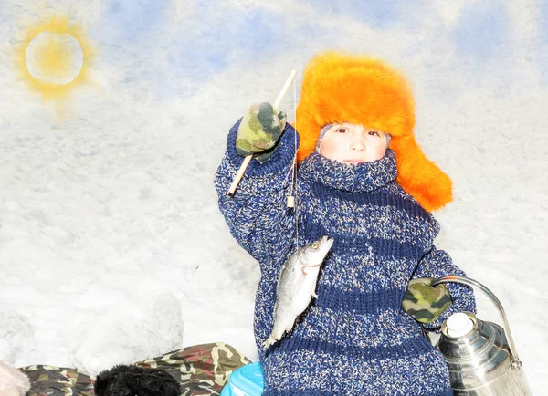 Junge Kind fing einen Fisch an einem Köder auf Angeln Winter. Wintersport und Kochfeld — Stockfoto