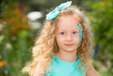 Parkta doğum aqua makyaj güzel mutlu kız çocuk. Kutlama kavramı ve çocukluk, aşk