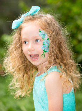 Parkta doğum aqua makyaj güzel mutlu kız çocuk. Kutlama kavramı ve çocukluk, aşk