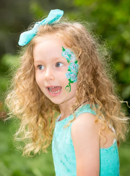 Parkta doğum aqua makyaj güzel mutlu kız çocuk. Kutlama kavramı ve çocukluk, aşk