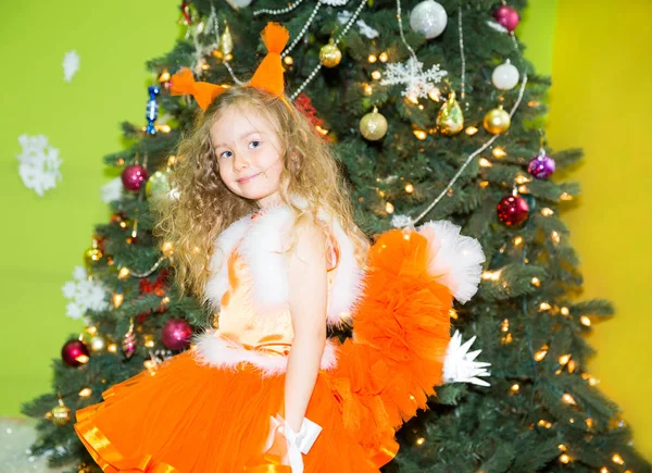 Retrato de niña en un traje ardillas alrededor de un árbol de Navidad decorado. El chiquitín de fiesta un nuevo año — Foto de Stock