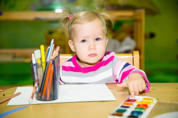 사랑 스러운 아이 소녀 보육 실에서 다채로운 연필 드로잉. 몬테소리 유치원 클래스에서 유치원에 아이. — 스톡 사진