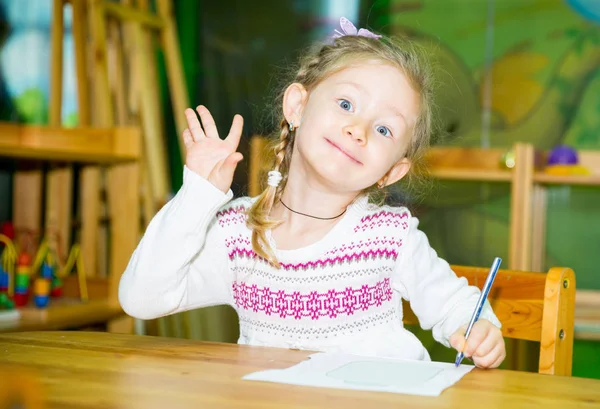 Criança adorável desenho menina com lápis coloridos no quarto do berçário. Criança no jardim de infância em Montessori classe pré-escolar . — Fotografia de Stock