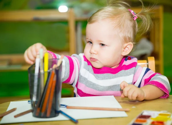 Adorable dessin d'enfant fille avec des crayons colorés dans la chambre d'enfant. Enfant à la maternelle dans la classe maternelle Montessori . — Photo