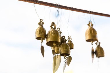 Phuket Island, Tayland Budizm tapınağında geleneği Asya çan. Ünlü Big Buddha dilek çan