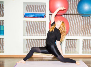 Kadının mat spor salonunda egzersiz yoga ve pilates poz yapması. Asana. Spor, fitness, eğitim ve sağlık kavramı