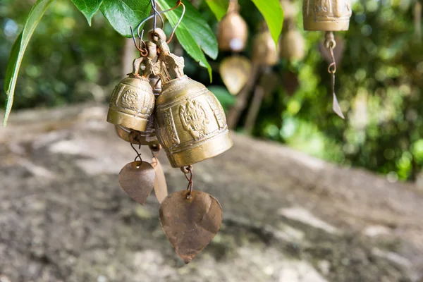 Tradition asiatische Glocken im buddhistischen Tempel auf der Insel Phuket, Thailand. berühmte große Buddha-Wunschglocken — Stockfoto