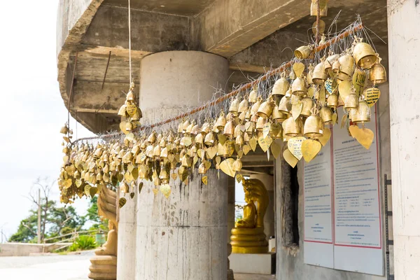 Tradition cloches asiatiques dans le temple bouddhiste de l'île de Phuket, Thaïlande. Célèbre Big Buddha souhaite cloches — Photo