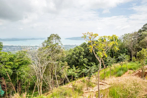 Katso kaupunki kultainen Buddha Phuket Thaimaassa — kuvapankkivalokuva