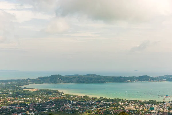 Vista de la ciudad desde Buddha Phuket de oro en Tailandia —  Fotos de Stock