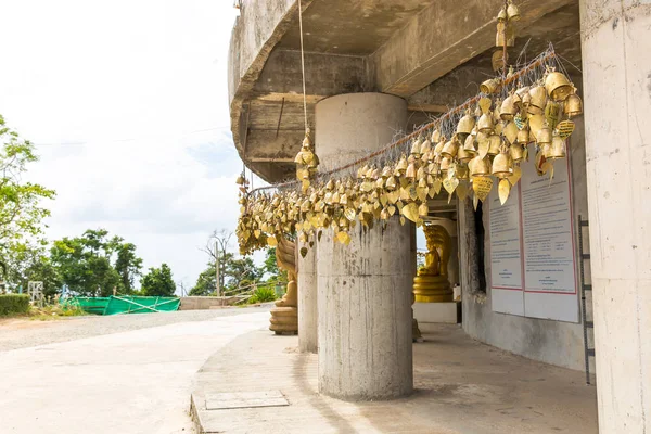 Tradizione campane asiatiche nel tempio buddista nell'isola di Phuket, Thailandia. Famoso Big Buddha desidera campane — Foto Stock
