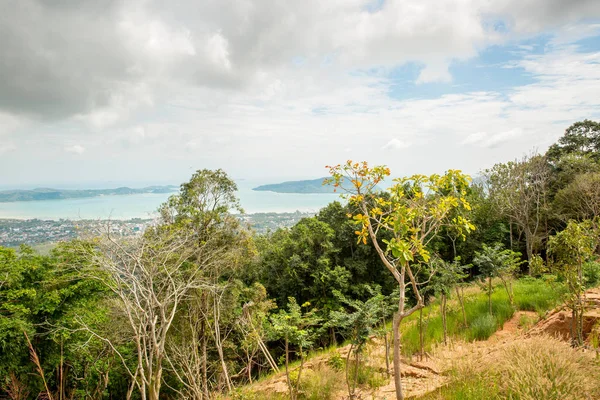 Zobrazit město od golden Buddha Phuket v Thajsku — Stock fotografie