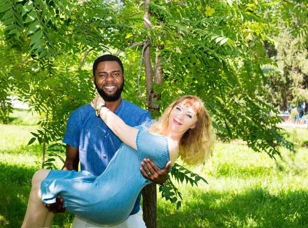 Happy young romantic couple in love. Black man and white woman. Love story and people's attitudes. Beautiful marriage concept. — Stock Photo, Image