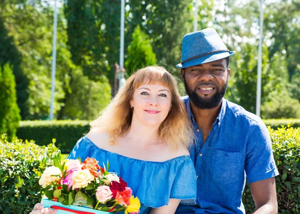 Glückliches junges romantisches verliebtes Paar. Schwarzer Mann und weiße Frau. Liebesgeschichte und die Einstellung der Menschen. Schönes Ehekonzept. — Stockfoto