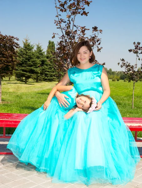 Happy těhotná asijské máma a dítě dívka objímání. Pojem dětství a rodiny. Krásná matka s dítětem venkovní — Stock fotografie