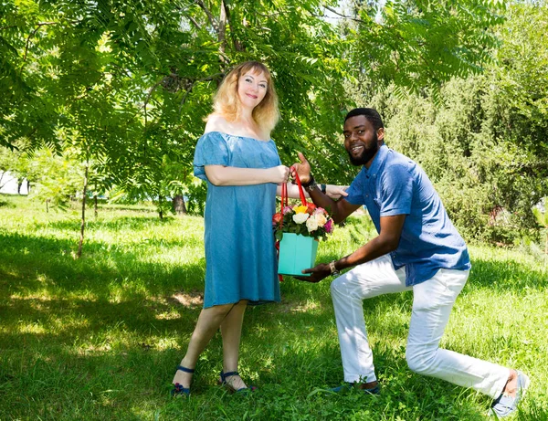 Feliz pareja romántica joven enamorada. Hombre negro y mujer blanca. Historia de amor y actitudes de la gente. Hermoso concepto de matrimonio . — Foto de Stock