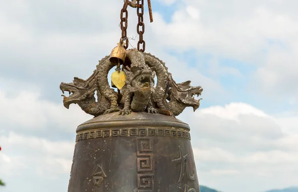 Tradition asiatiska bell i buddhismen templet i Phuket island, Thailand. Berömda stora bell önskan nära guld Buddha — Stockfoto