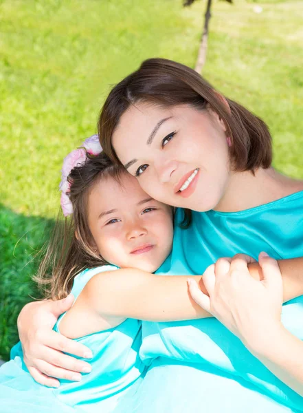 Feliz embarazada asiática mamá y el niño niña abrazando. El concepto de la infancia y la familia. Hermosa madre y su bebé al aire libre —  Fotos de Stock