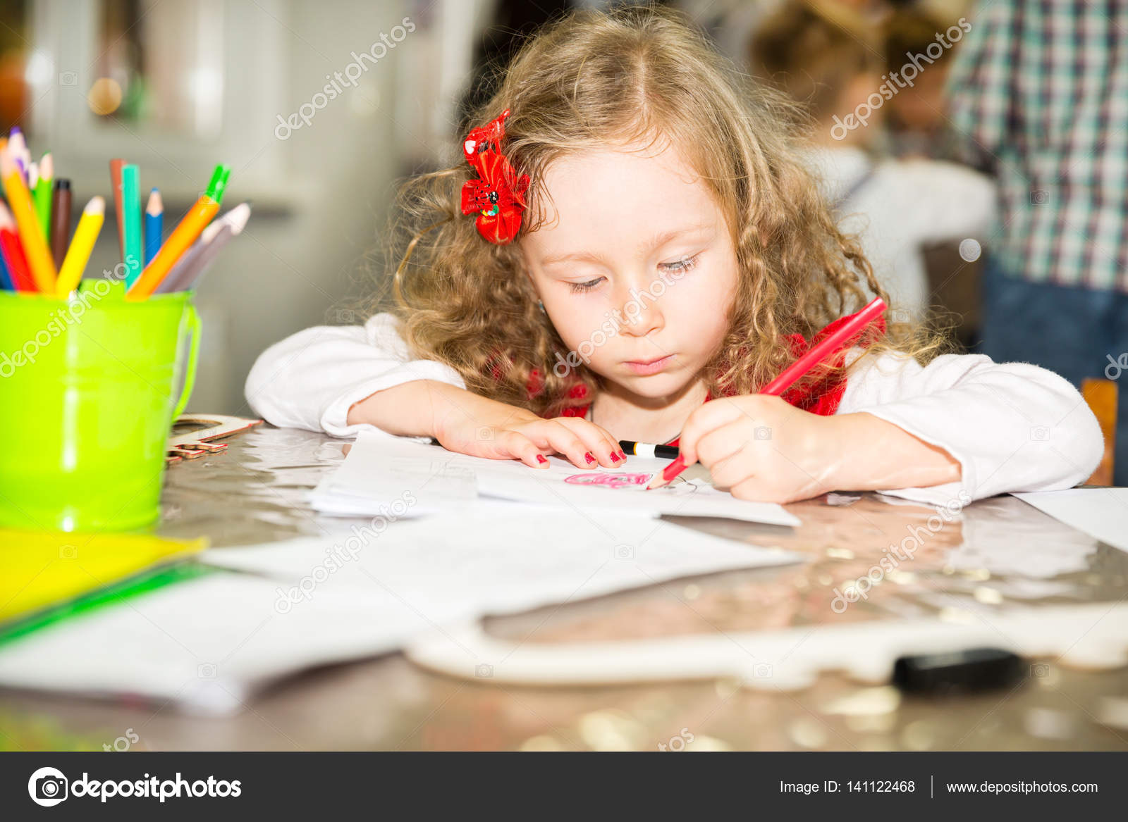 Ragazza adorabile del bambino disegno con matite colorate nella stanza della scuola materna Bambino in asilo in classe scuola materna Montessori — Foto di