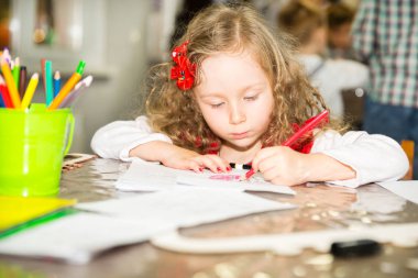Çocuk odasında renkli kalemler ile çizim kız sevimli çocuk. Montessori anaokulu sınıfta anaokulunda çocuk.