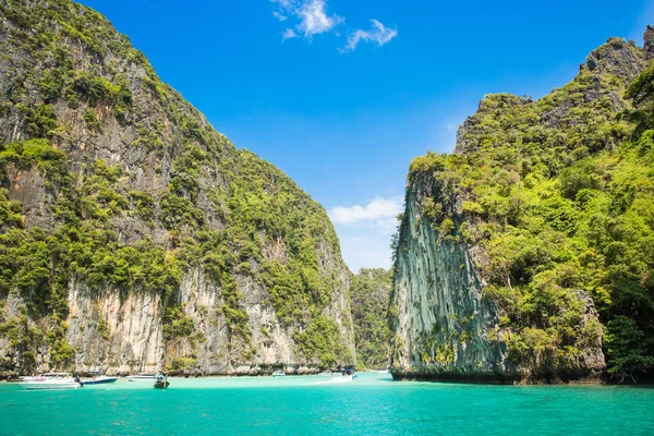 Isla tropical Phi-Phi, provincia de Krabi, Tailandia. Archipiélago en el Mar de Andamán, el más hermoso del mundo, atrae a millones de turistas —  Fotos de Stock