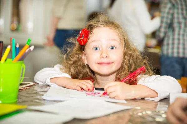 Criança adorável desenho menina com lápis coloridos no quarto do berçário. Criança no jardim de infância em Montessori classe pré-escolar . — Fotografia de Stock