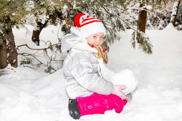 Nahaufnahme Porträt eines entzückenden glücklichen kleinen Mädchens, das an einem sonnigen Wintertag glücklich in die Kamera grinst — Stockfoto