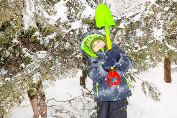 Nahaufnahme Porträt eines entzückenden glücklichen kleinen Jungen, der an einem sonnigen Wintertag glücklich in die Kamera grinst — Stockfoto