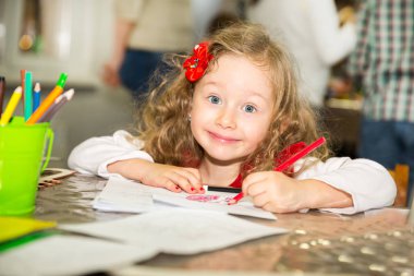 Çocuk odasında renkli kalemler ile çizim kız sevimli çocuk. Montessori anaokulu sınıfta anaokulunda çocuk.