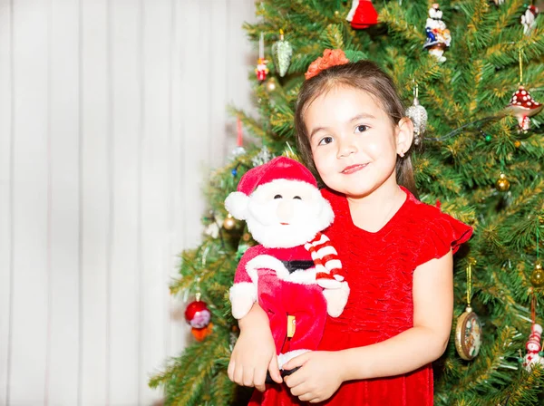 Portret van fazakh, Aziatische kind meisje rond een kerstboom ingericht. Kid op vakantie Nieuwjaar — Stockfoto