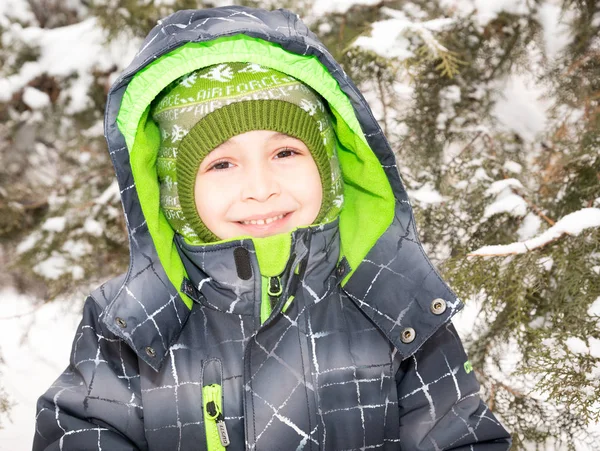 Närbild porträtt av bedårande glad liten pojke flinade lyckligt på kameran en solig vinterdag — Stockfoto