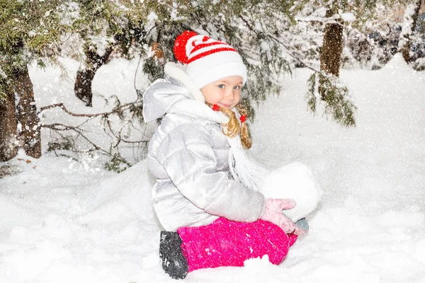 Nahaufnahme Porträt eines entzückenden glücklichen kleinen Mädchens, das an einem sonnigen Wintertag glücklich in die Kamera grinst — Stockfoto