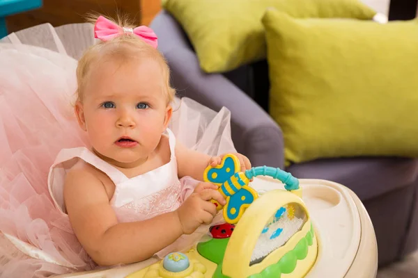 Felice bella ragazza bambino festeggiare la sua festa di compleanno. Emozioni umane positive sentimenti gioia . — Foto Stock