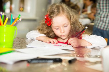 Çocuk odasında renkli kalemler ile çizim kız sevimli çocuk. Montessori anaokulu sınıfta anaokulunda çocuk.