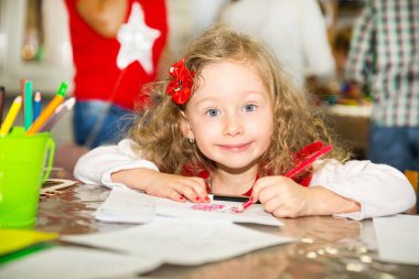 Çocuk odasında renkli kalemler ile çizim kız sevimli çocuk. Montessori anaokulu sınıfta anaokulunda çocuk.