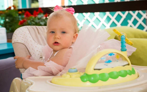 Menina bonita feliz miúdo comemorar sua festa de aniversário. Emoções humanas positivas sentimentos alegria . — Fotografia de Stock