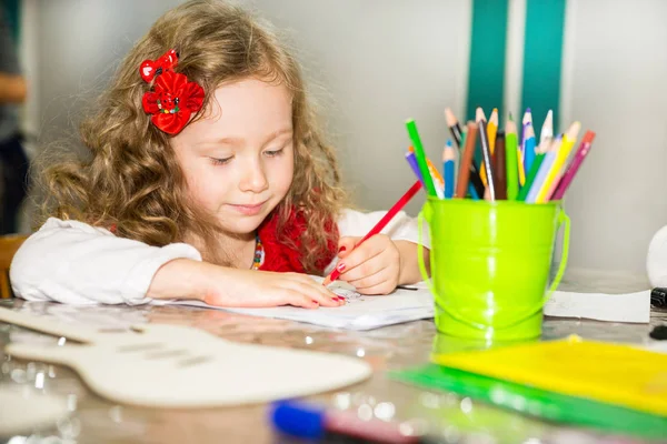 Adorable niña dibujo con lápices de colores en la habitación de la guardería. Niña en el jardín de infantes en la clase preescolar Montessori . — Foto de Stock