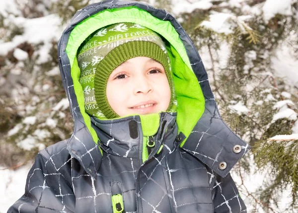 Close-up van portret van schattige gelukkig jongetje grijnzend gelukkig op de camera op een zonnige winterdag — Stockfoto